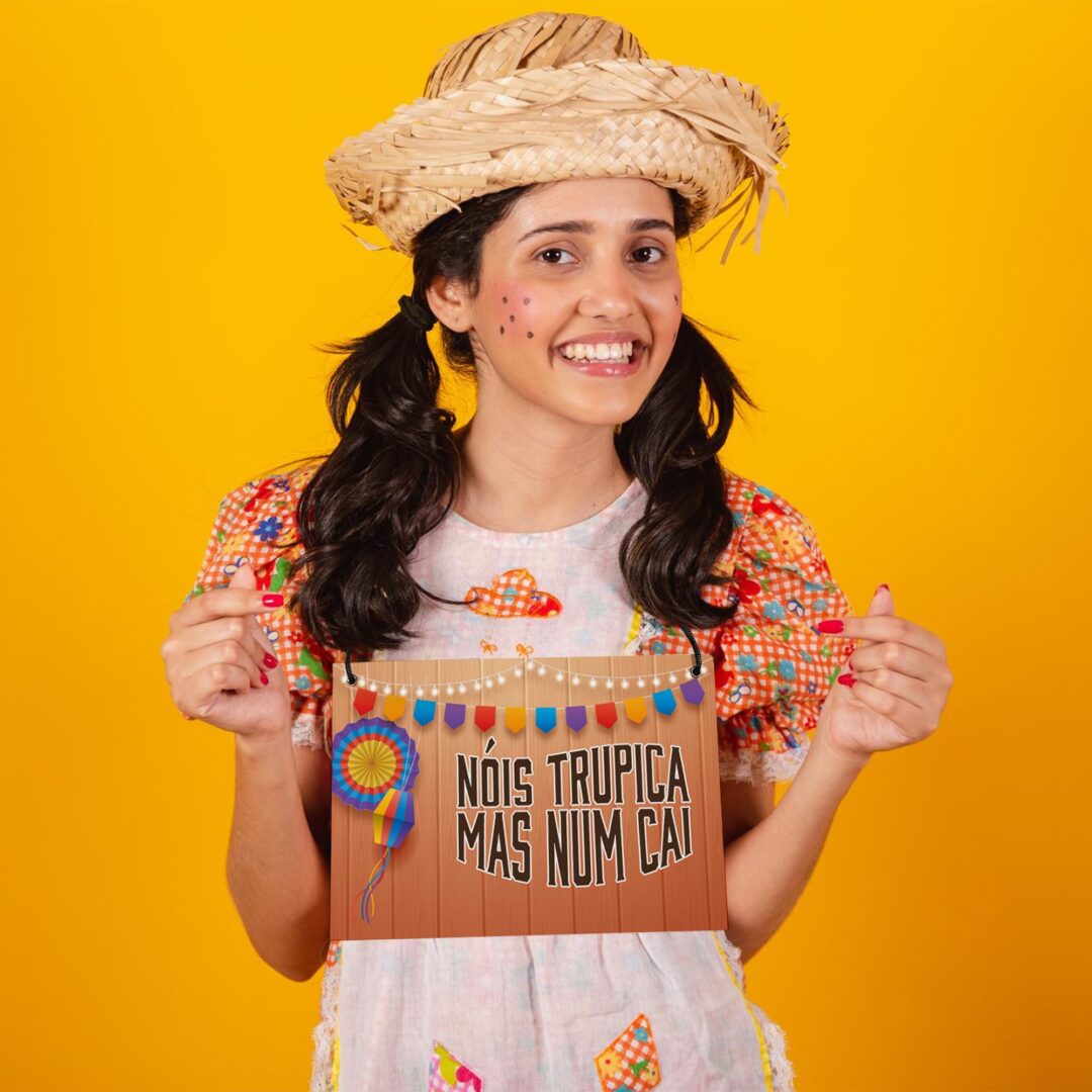 Placa Fantasia - Festa Junina - Nóis Trupica Mas Num Cai